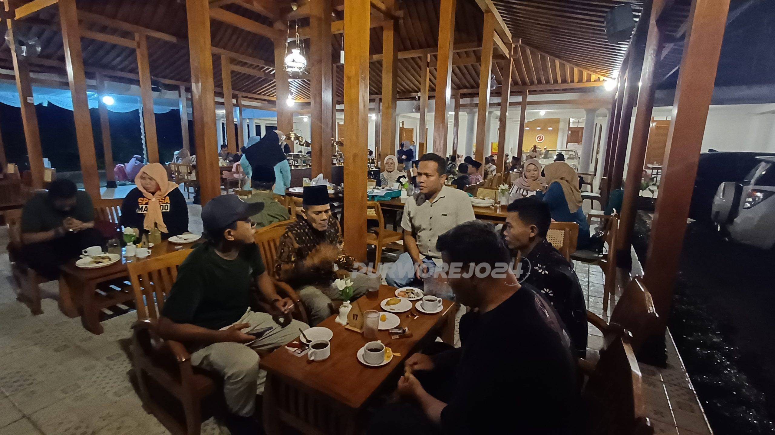 Suasana kegiatan buka bersama dengan kepala desa se Kecamatan Bagelen di restoran Pringsewu Purworejo, pada Sabtu (1//3/2025) sore