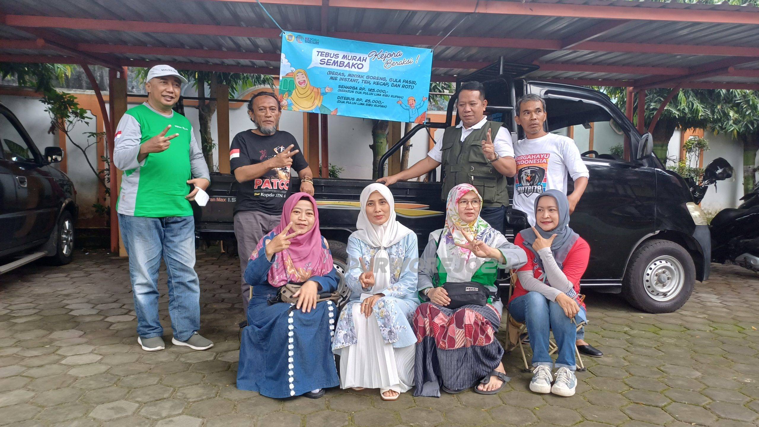 Foto bersama dalam kegiatan pasar murah di halaman SMP Negeri 2 Purworejo, pada Sabtu (22/3/2025)