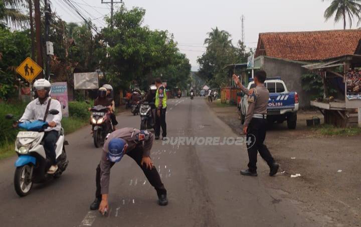 Petugas saat olah TKP laka lantas di Seren, Purworejo