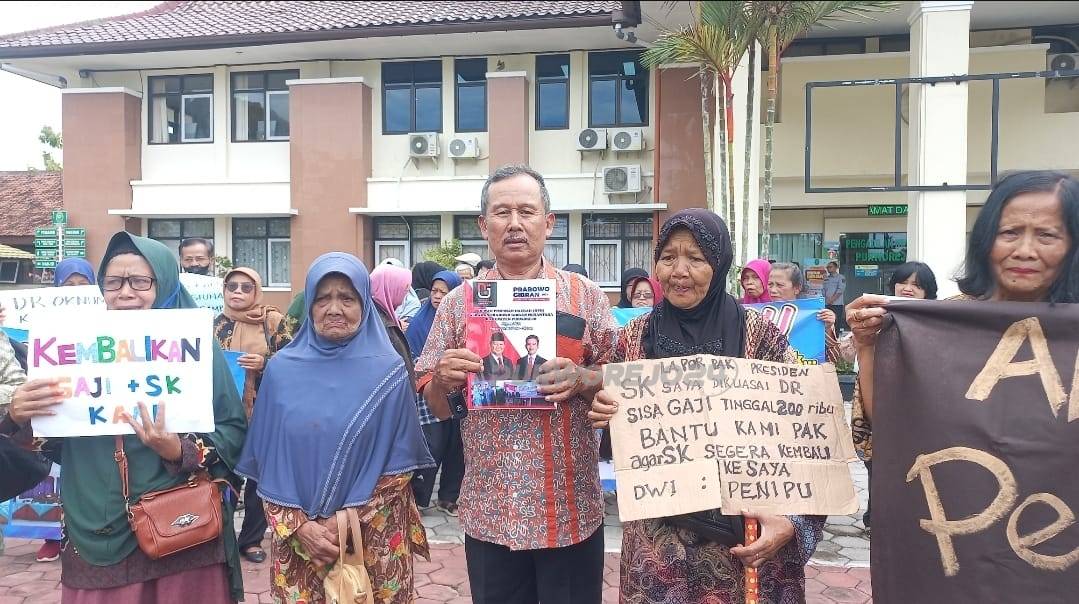Korban penipuan saat melakukan aksi demo di pengadilan negeri Purworejo