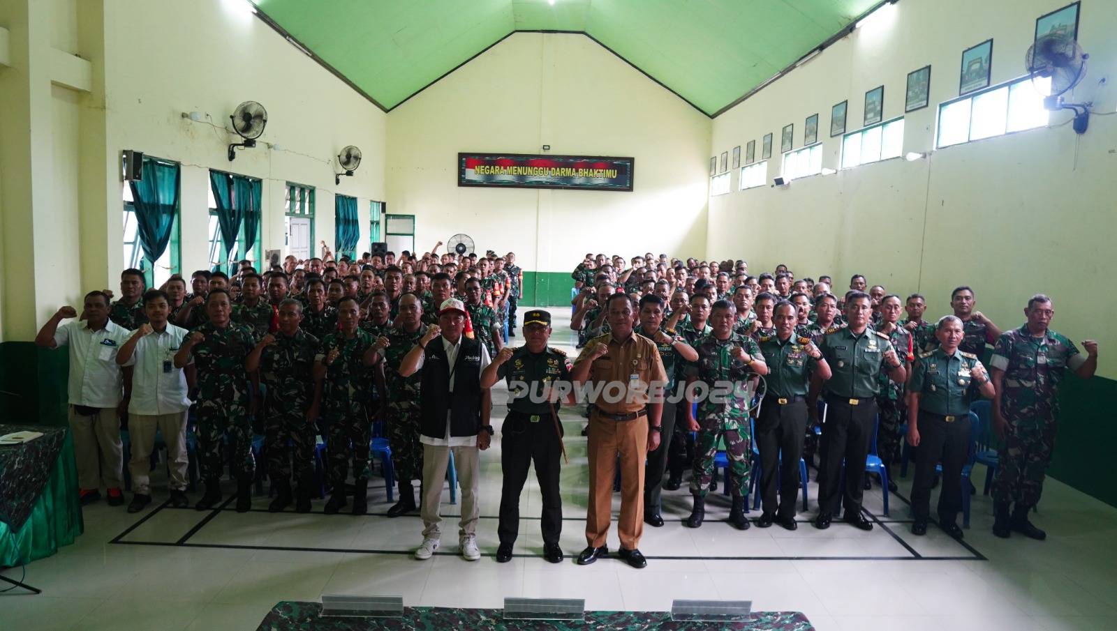Foto bersama dalam acara sosialisasi Swasembada Pangan Bersama Dinas Pertanian dan Bulog