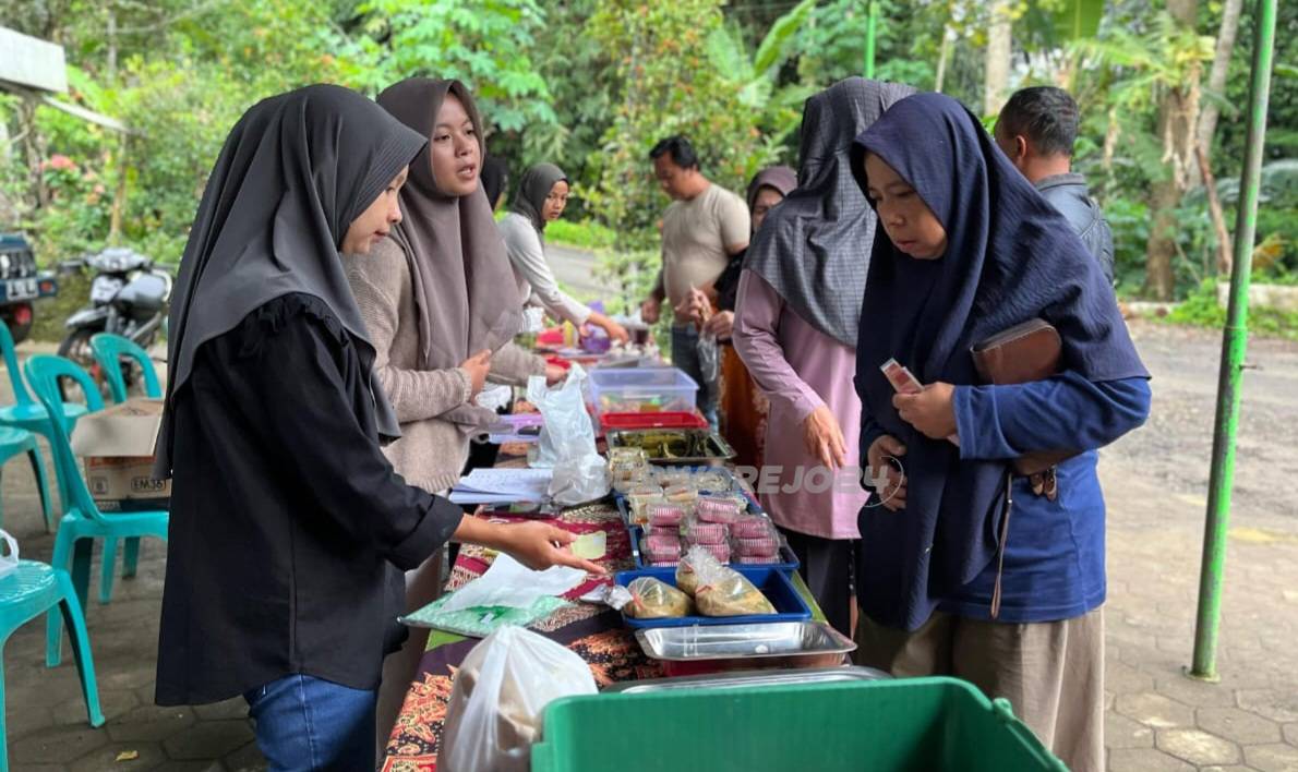 Pasar takjil di Dusun Kalipancer