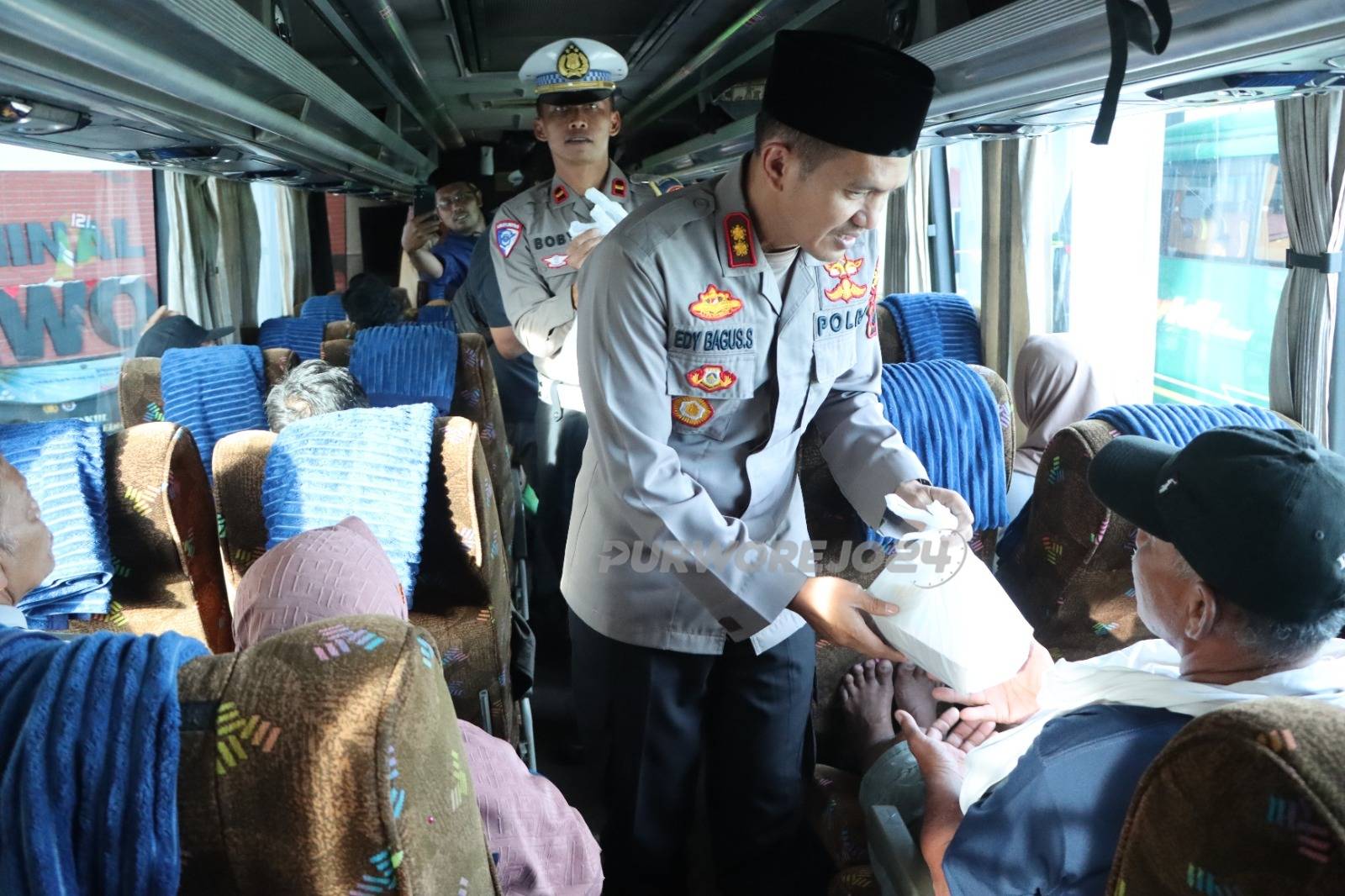 Kapolres Purworejo saat bagikan takjil didalam bus di terminal tipe A Purworejo