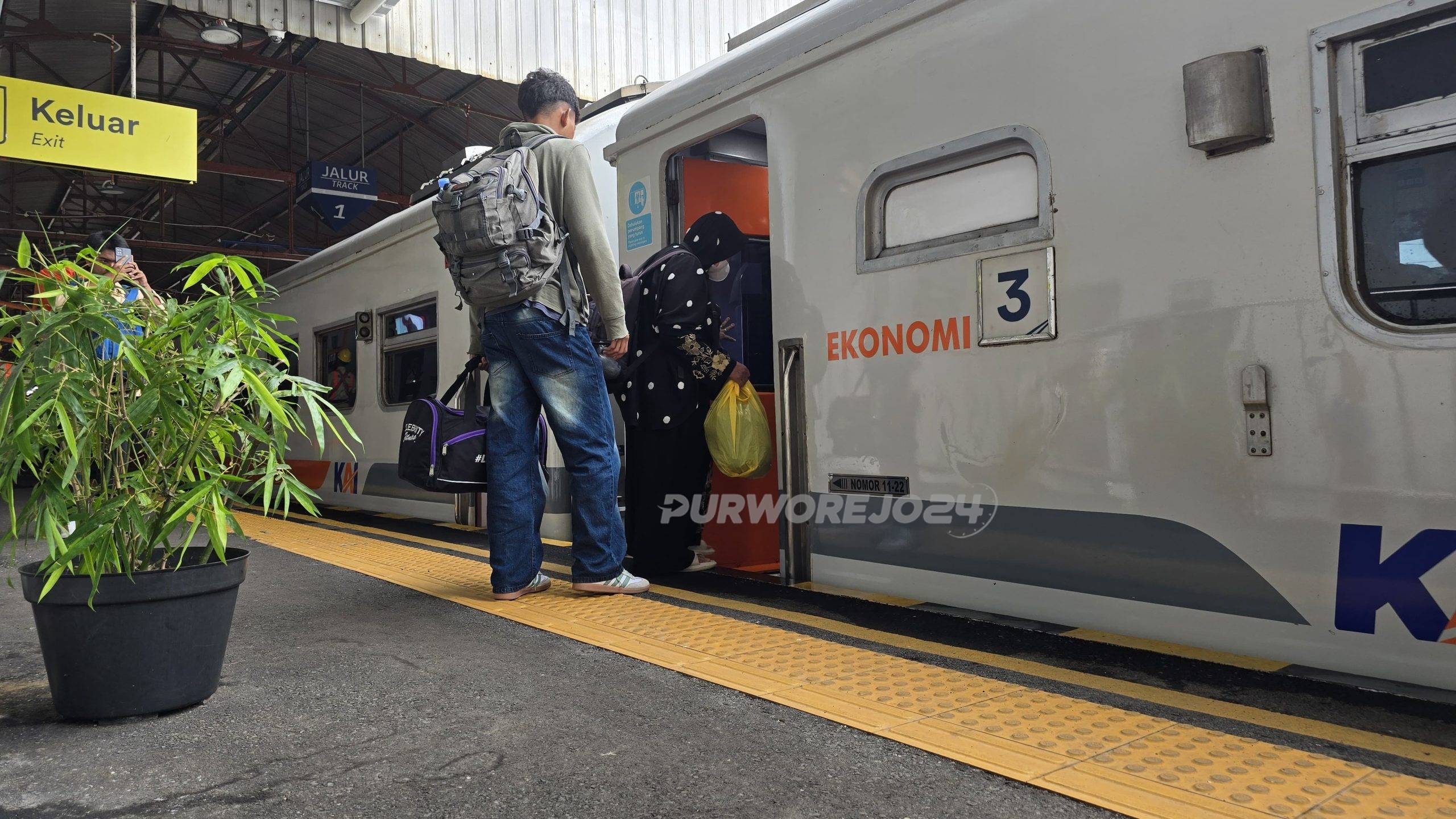 Dok. Foto penumpang saat akan menaiki kereta api