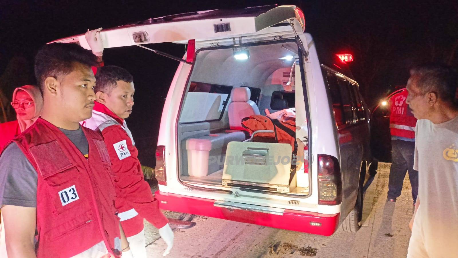 Petugas saat mengevakuasi korban laka lantas di Desa Sruwoh, Kecamatan Ngombol, pada Rabu (19/3/2025) malam