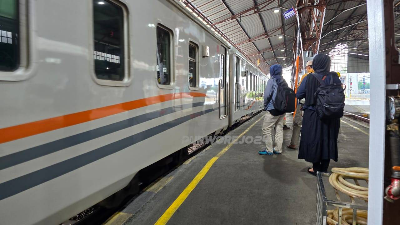 Dok. Foto Penumpang saat akan menaiki kereta api untuk mudik