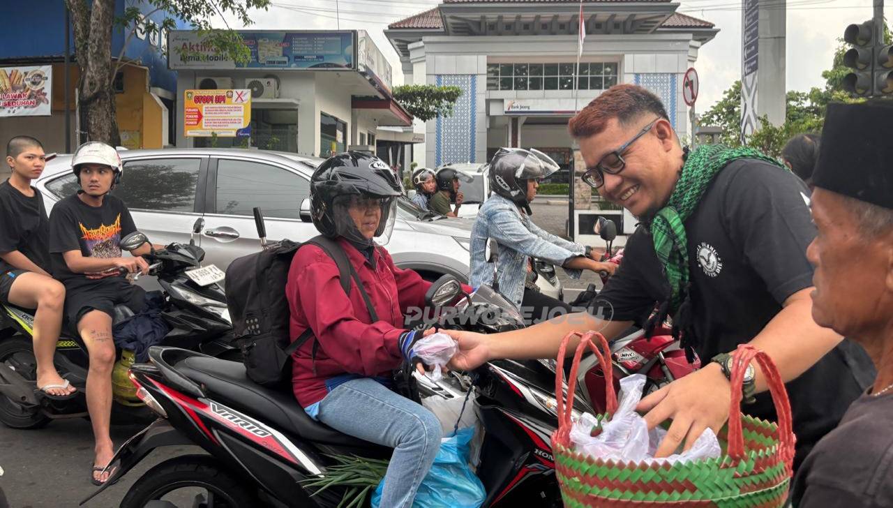 Saat bagi bagi takjil di perempatan bangjo Bank Jateng Purworejo