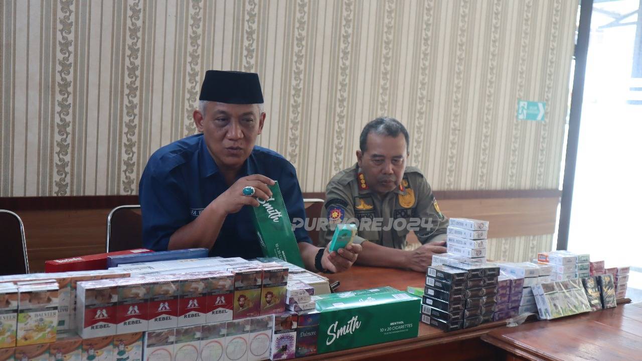 Kepala Satpol PP dan Damkar Purworejo saat memberikan penjelasan hasil operasi penertiban rokok ilegal