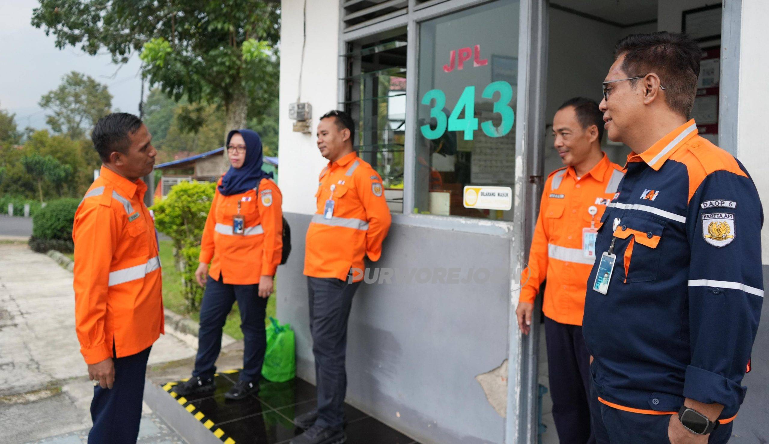 Saat pemeriksaan di salah satu pos penjagaan perlintasan sebidang