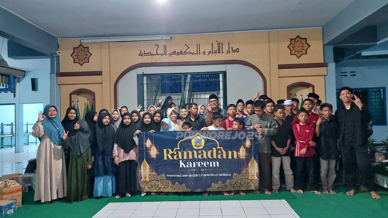Foto bersama dalam acara baksos yang dilaksanakan oleh Parenting kelas 7 SMP Negeri 2 Purworejo di Panti Asuhan Muhammadiyah Plaosan, Purworejo, pada Sabtu (22/3/2025)
