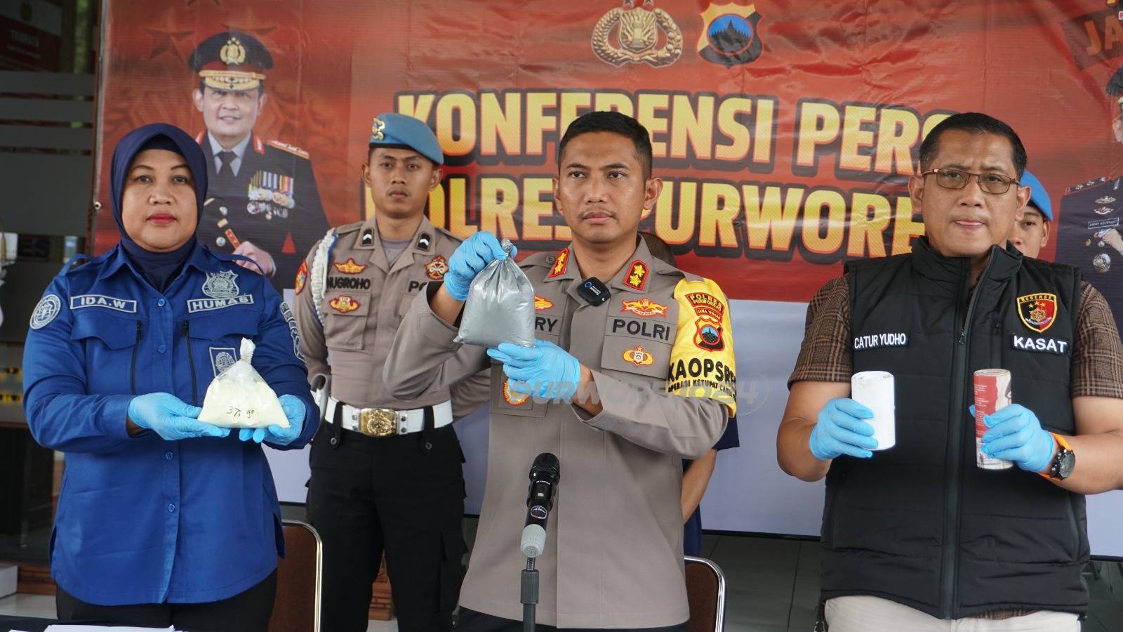 Konferensi pers tentang bahan peledak ilegal