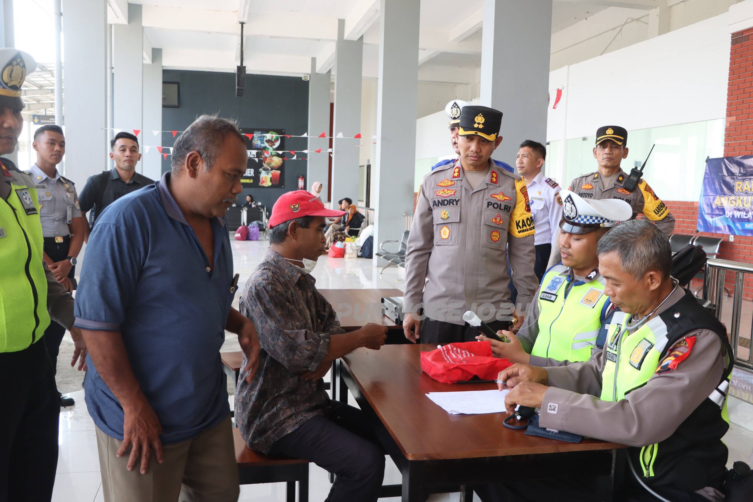 Suasana kegiatan ramp chevk di terminal tipe A Purworejo