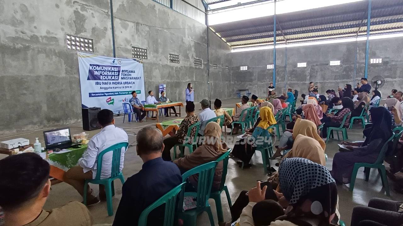 Nafa Urbach saat memberikan sambutan di acara Komunikasi, Informasi, dan Edukasi (KIE) bersama tokoh masyarakat di Gor Kembang Kuning, Desa Kembang kuning, Kecamatan Ngombol, Kabupaten Purworejo, pada Selasa (18/3/2025).