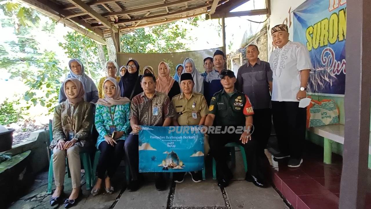 Foto bersama usai pemberian simbolis bantuan paket sembako kepada warga RW 10 Kampung Suronegaran, pada Selasa (25/3/2025)