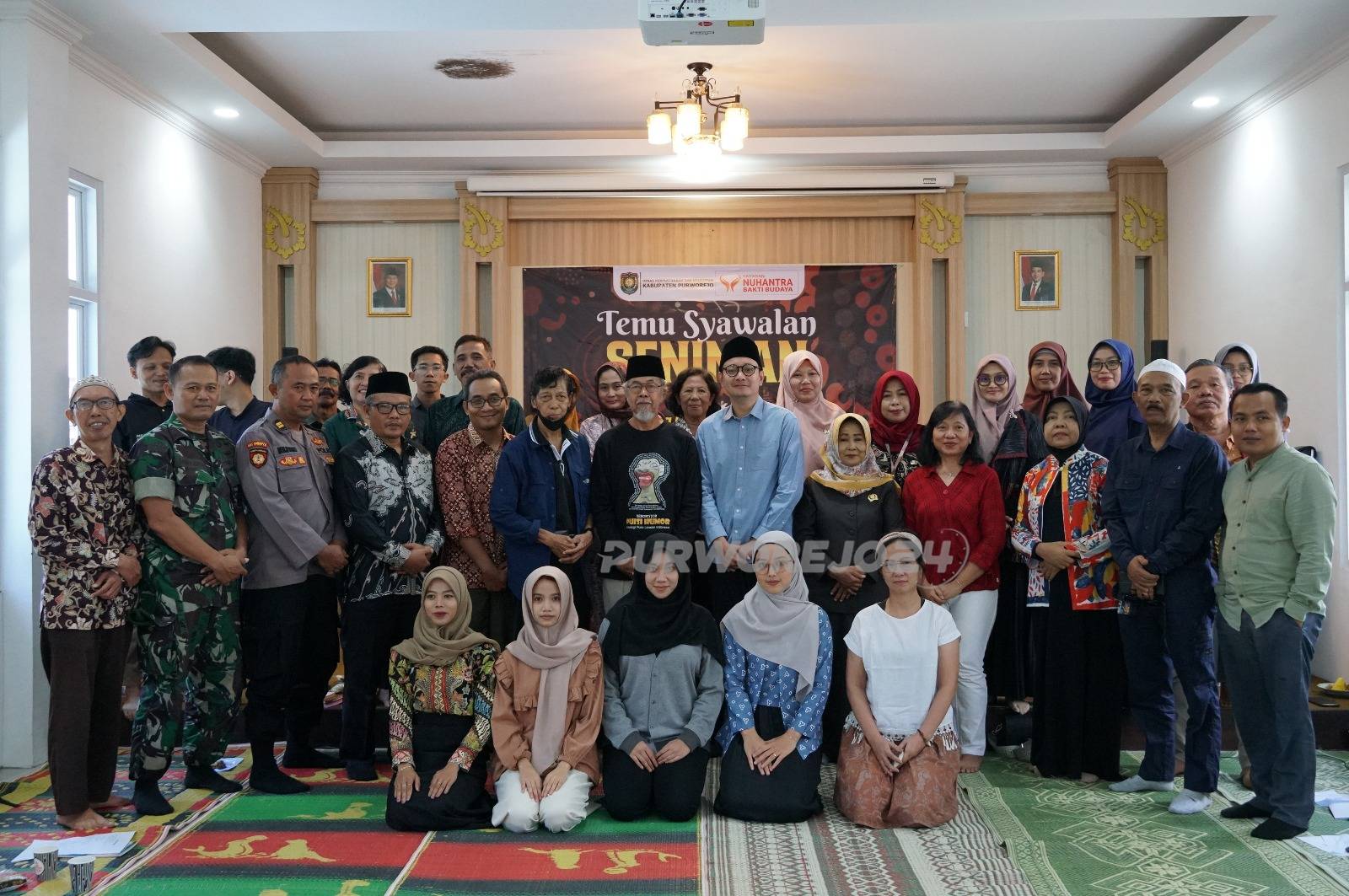 Foto bersama dalam acara halal bihalal seniman Purworejo