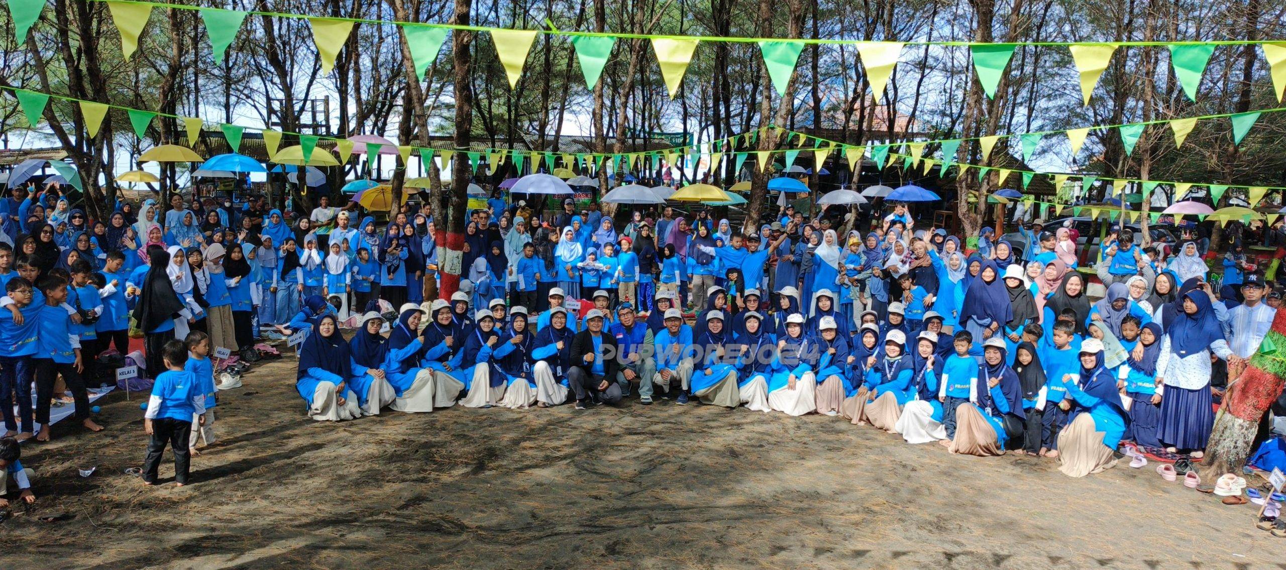 Foto bersama dalam acara halal bihalal keluarga besar Praba di pantai Jetis