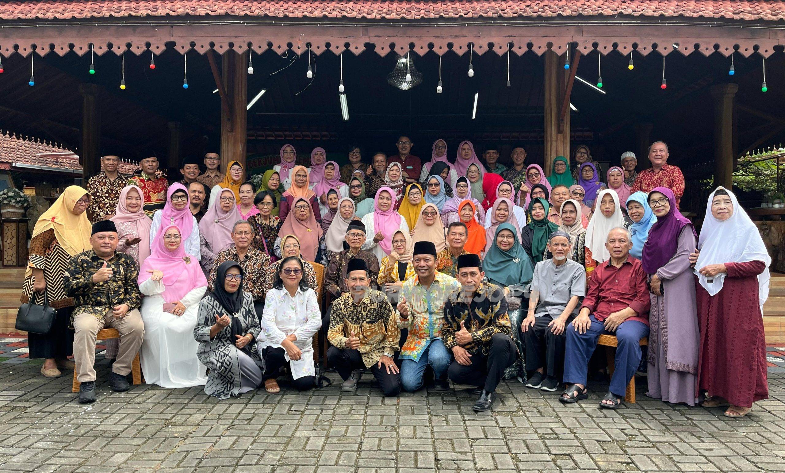 Foto bersama dalam acara Temu Kangen Alumni RSUD Purworejo
