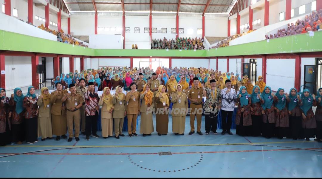Foto bersama dalam kegiatan Silaturahim dan Halal bihalal IGTKI di GOR Sarwo Edhi Wibowo Purworejo, pada Selasa (15/4/2025)