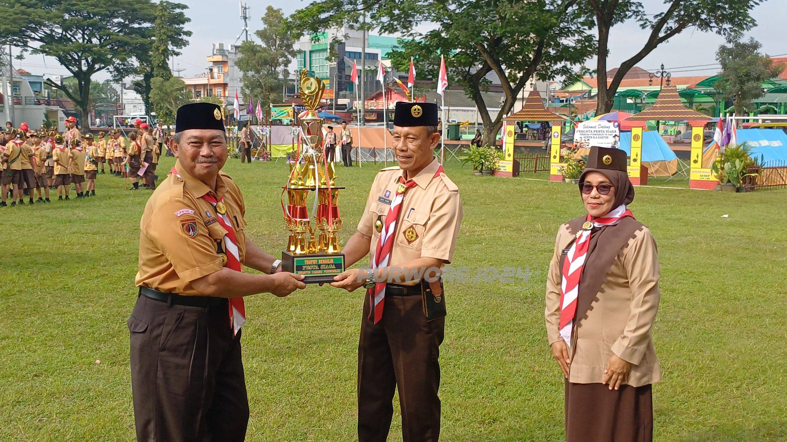 Simbolis penyerahan piala bergilir Pesta Siaga tingkat Kwarcab Purworejo dari ketua Kwarcab kepada ketua panitia Pesta Siaga