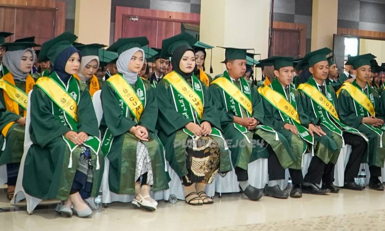 Mahasiswa IAIAN Purworwjo yang diwisuda