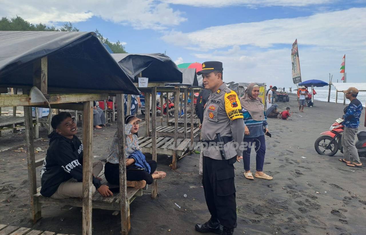 Petugas saat nenyambangi pantai Jetis