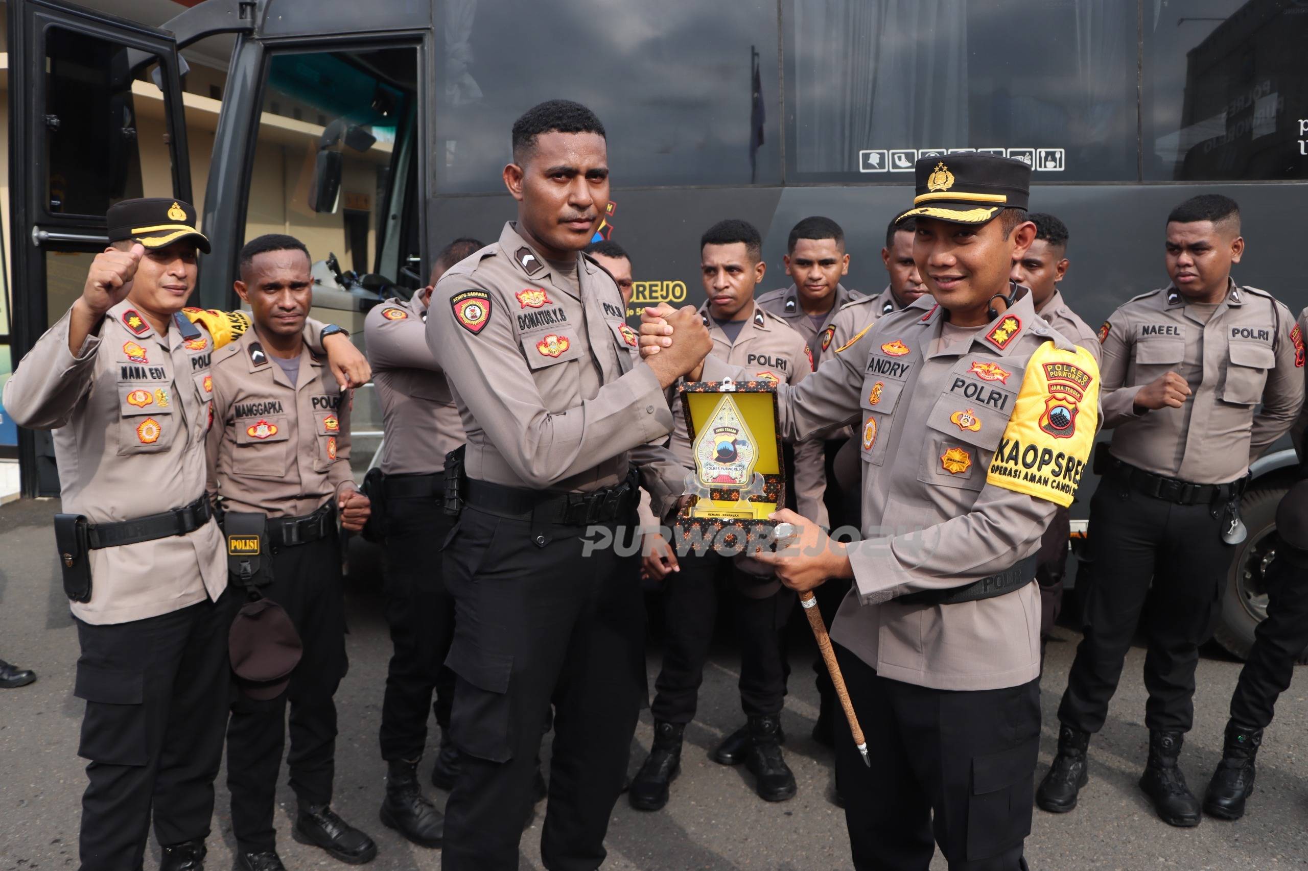 Kapolres Purworejo saat melepas 10 Bintara Remaja asli Papua yang selesai magang di Polres Purworejo