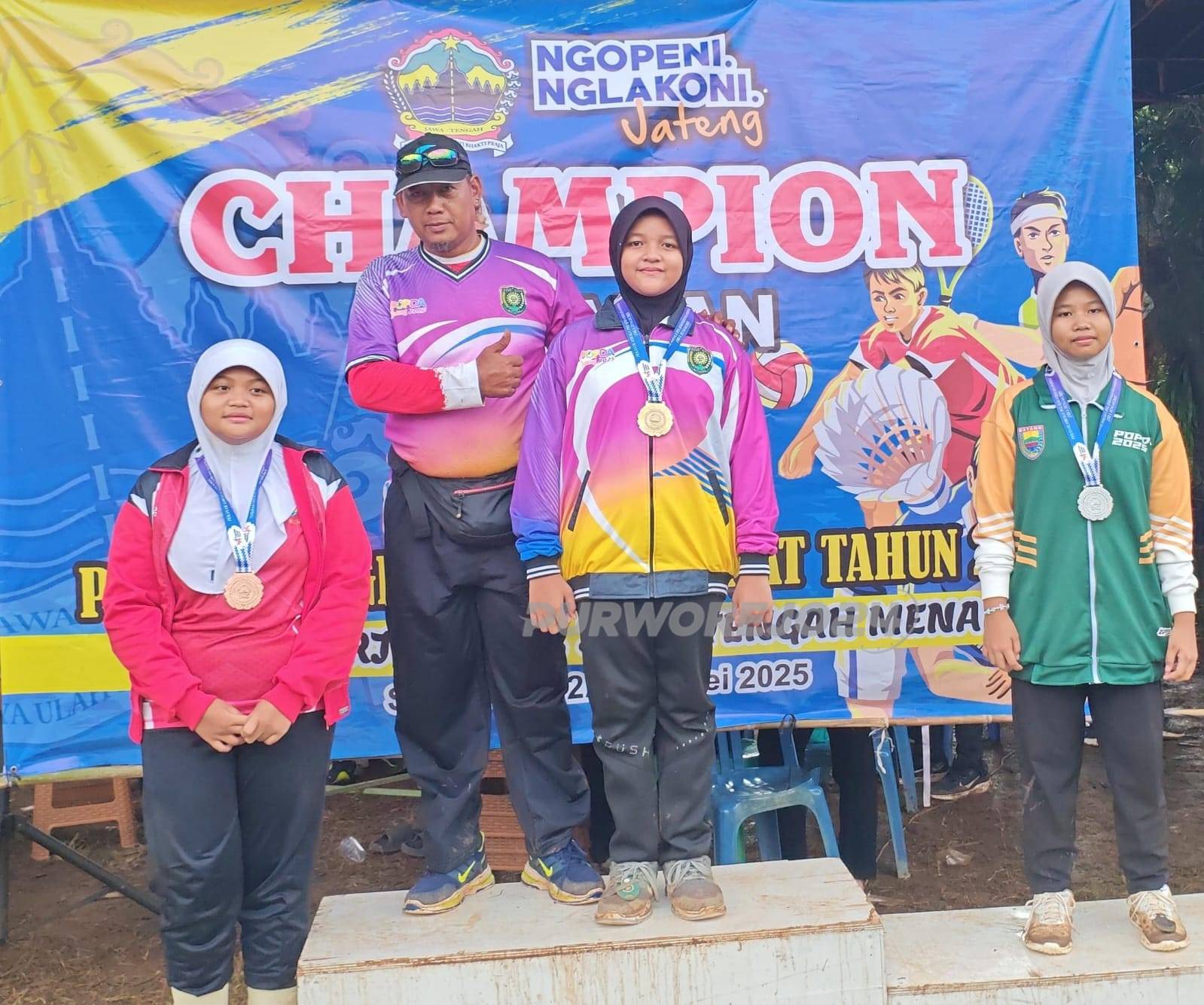 Atlit saat mendapatkan medali