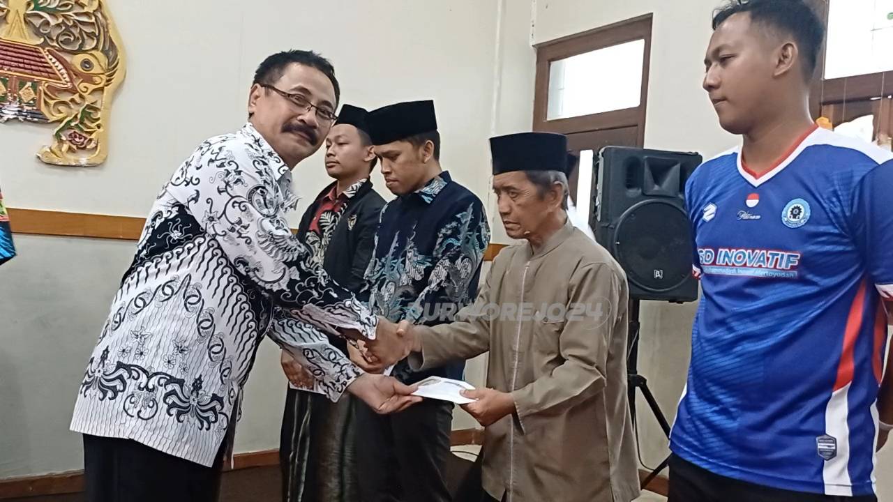 PGRI Purworejo saat memberikan tali asih