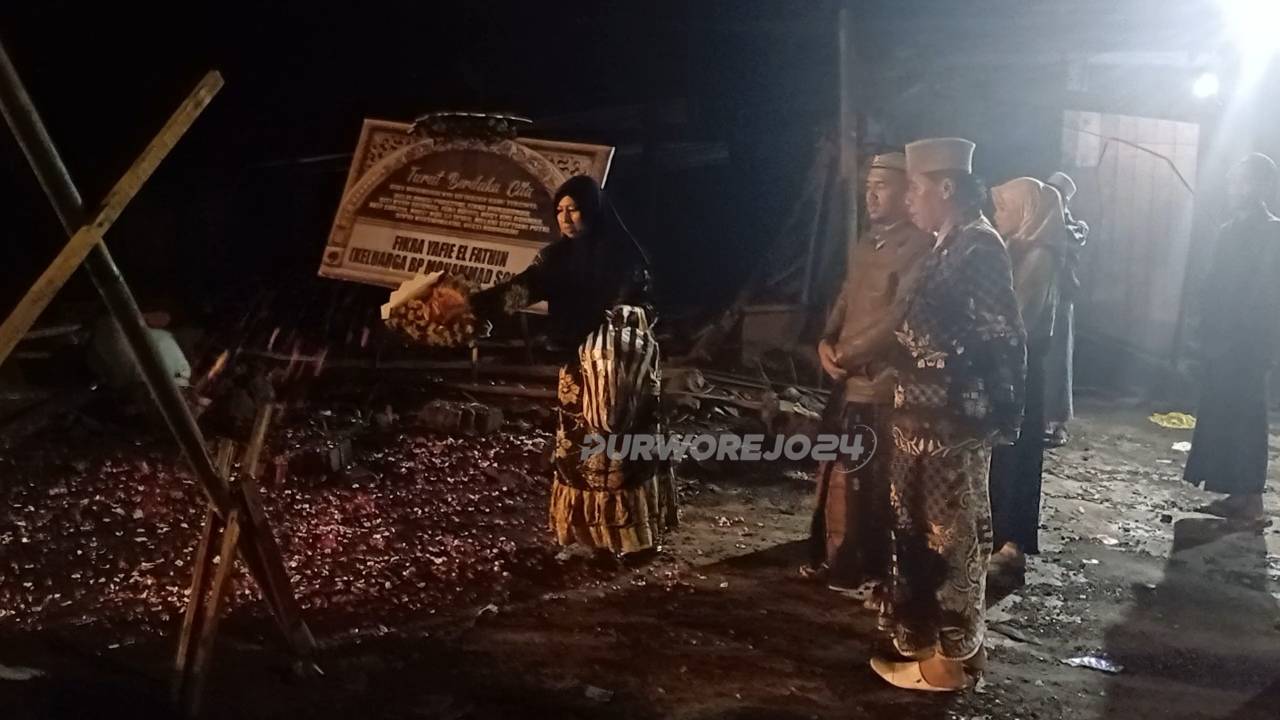 Warga saat melakukan tabur bunga dilokasi kecelakaan