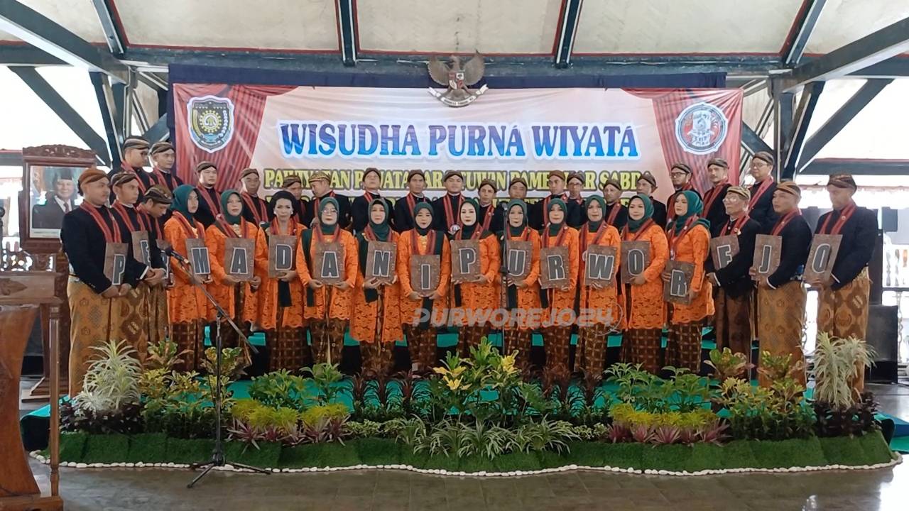 Foto bersama setelah diwisuda