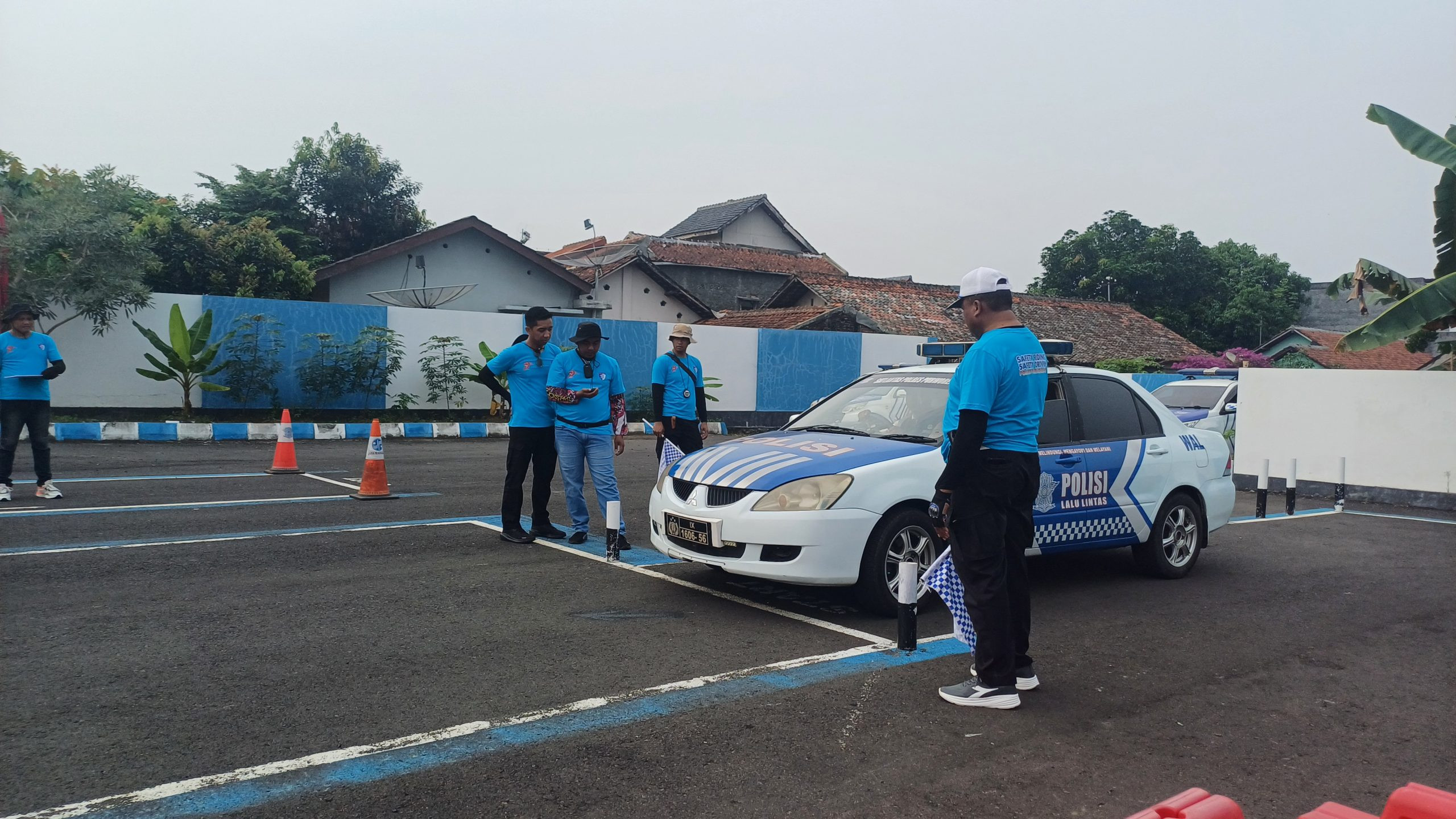 Salah satu peserta saat akan star menggunakan mobil polisi dalam Lomba Safety Driving