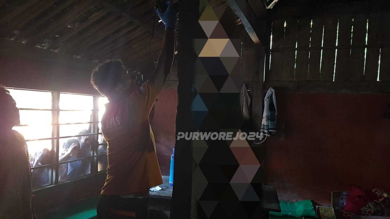 Evakuasi warga gantung diri