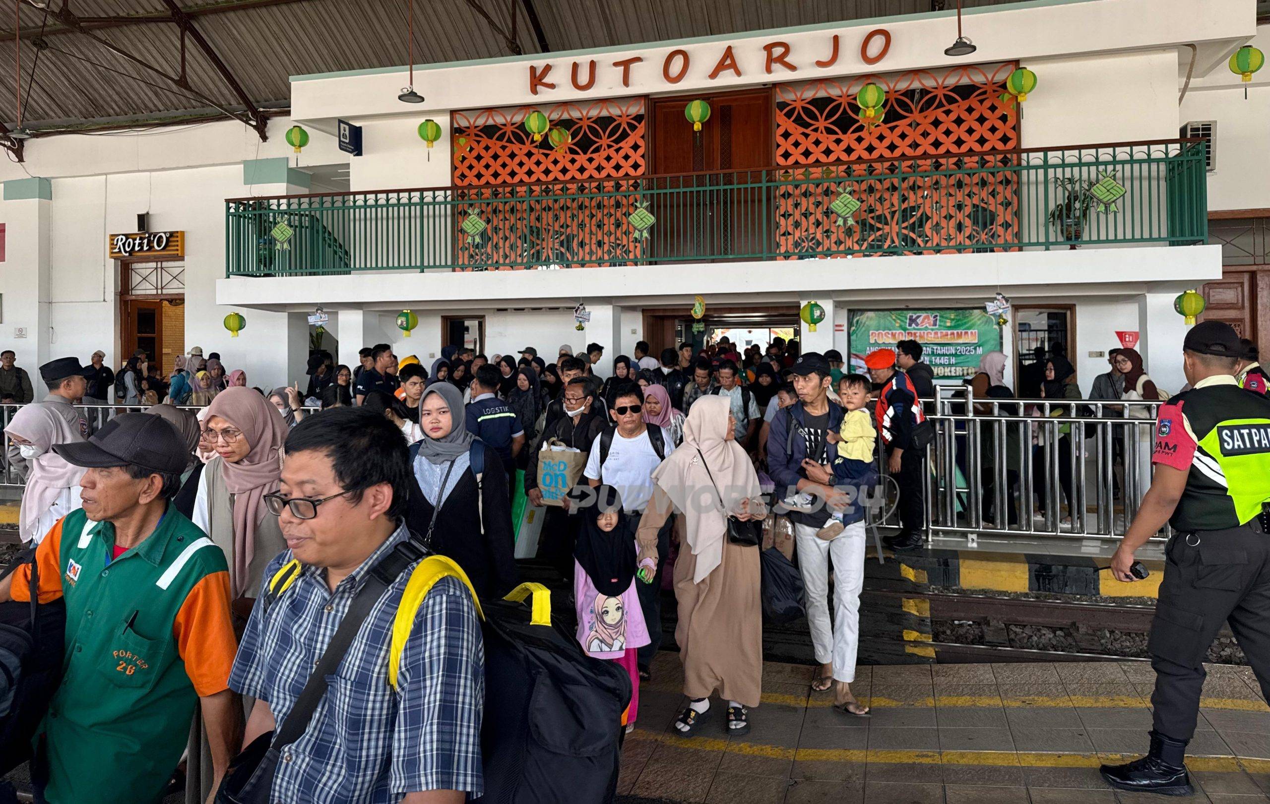 Penumpang di stasiun Kutoarjo