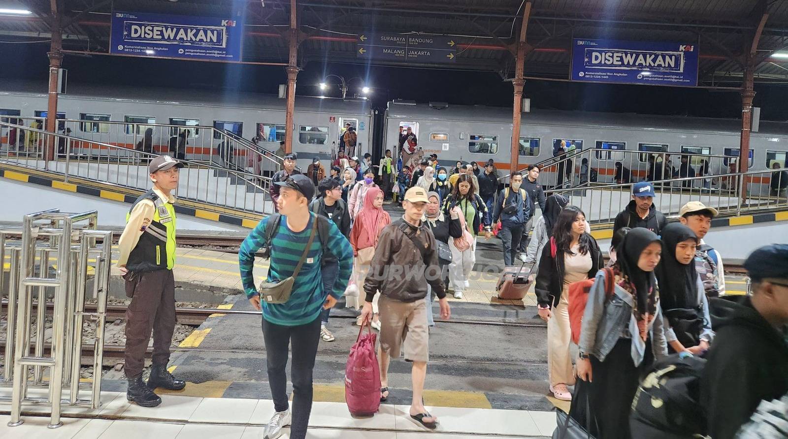 Penumpang distasiun Kutoarjo