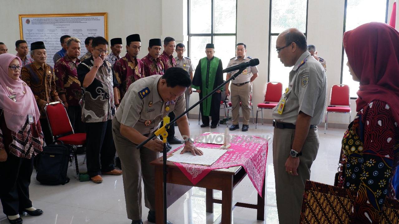 Prosesi penandatangan usai pelantikan