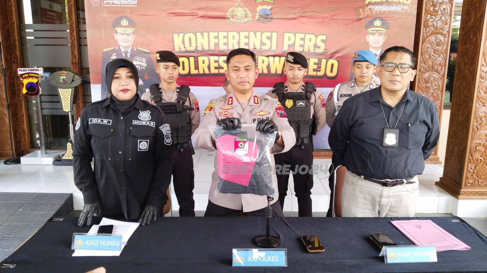 Konferensi pers tentang pencurian