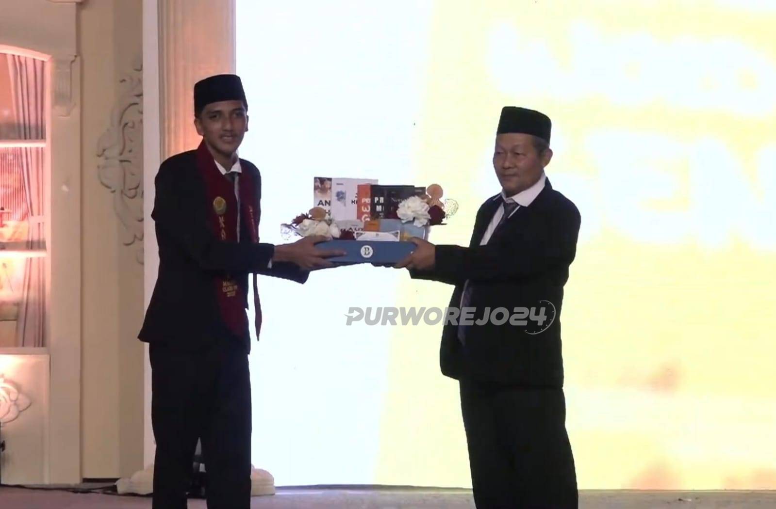 Wakil siswa memberikan secara simbolis karya buku kepada kepala sekolah