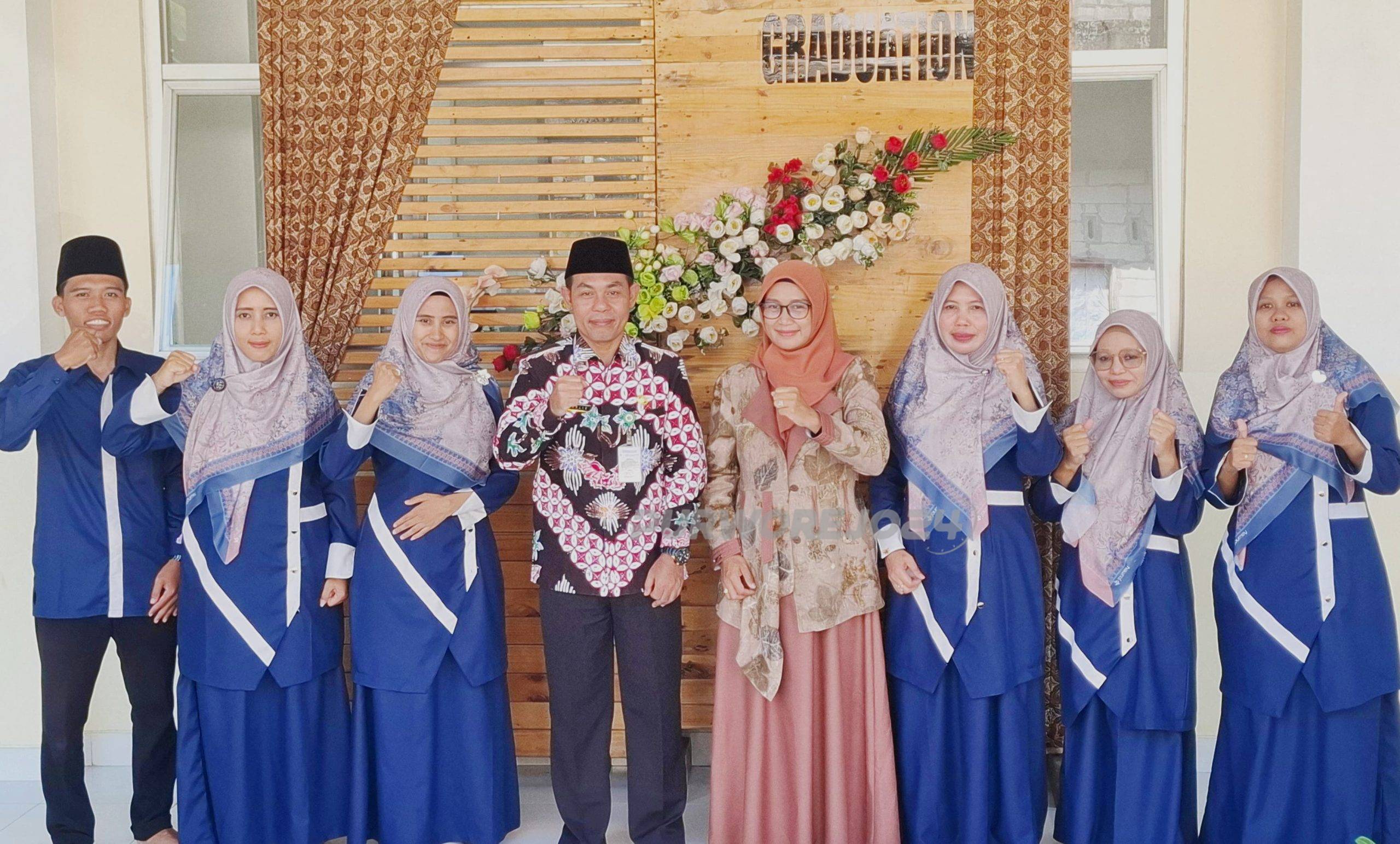 Estri saat foto bersama dengan para guru