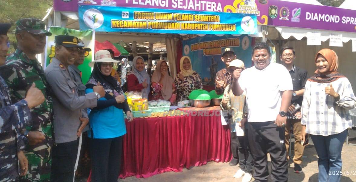 Foto bersama disalah satu stan UMKM Festival Dewaruci