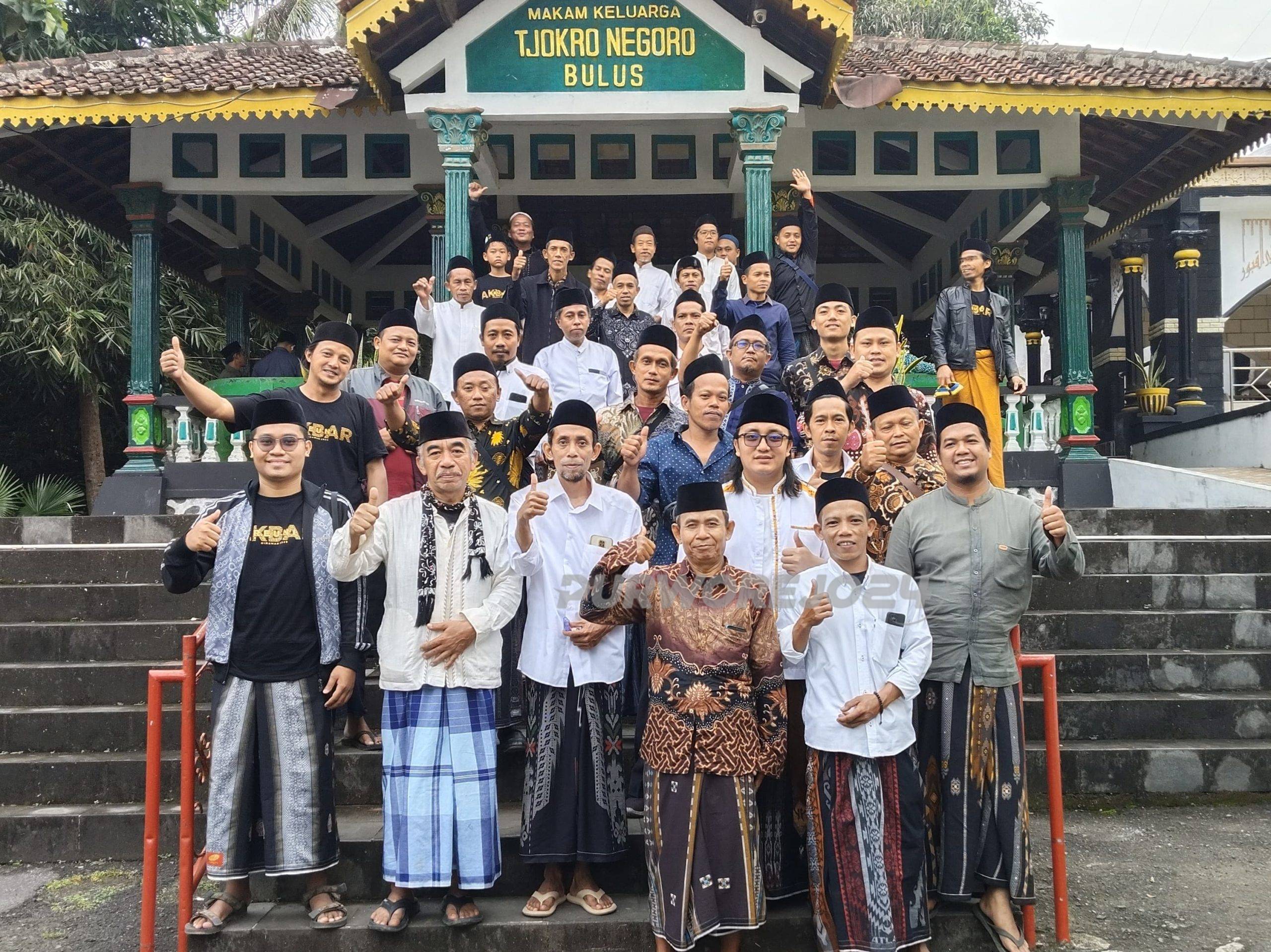 Alumni foto bersama usai ziarah dimakam Bulus