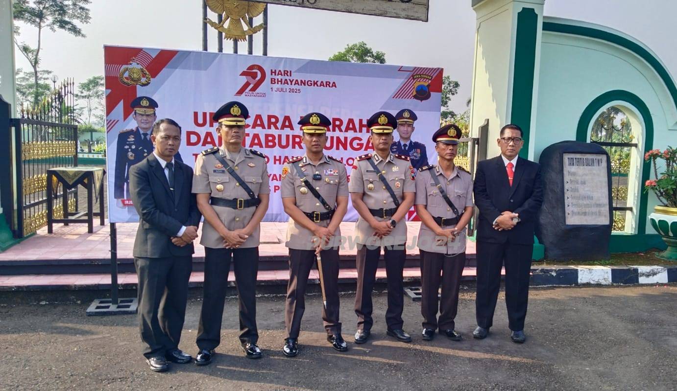 Foto bersama usai mengadakan giat dimakam pahlawan Purworejo