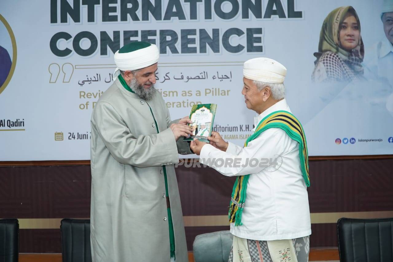 Saat memberikan cinderamata atau kenang - kenangan