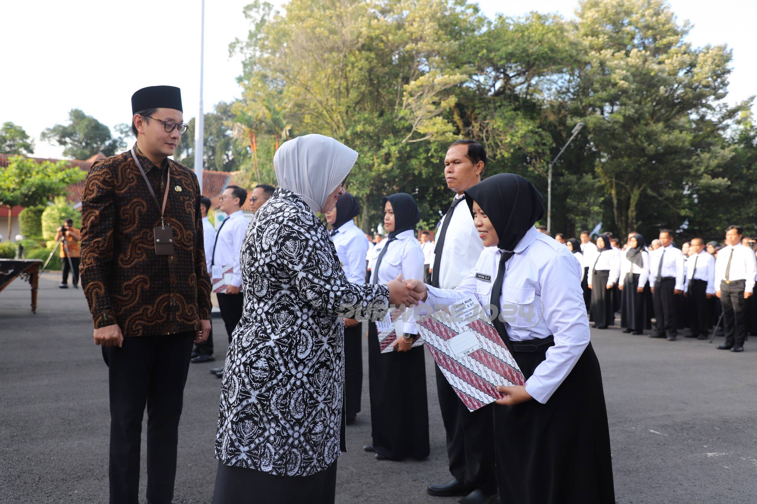 Saat memberikan SK pengangkatan PPPK