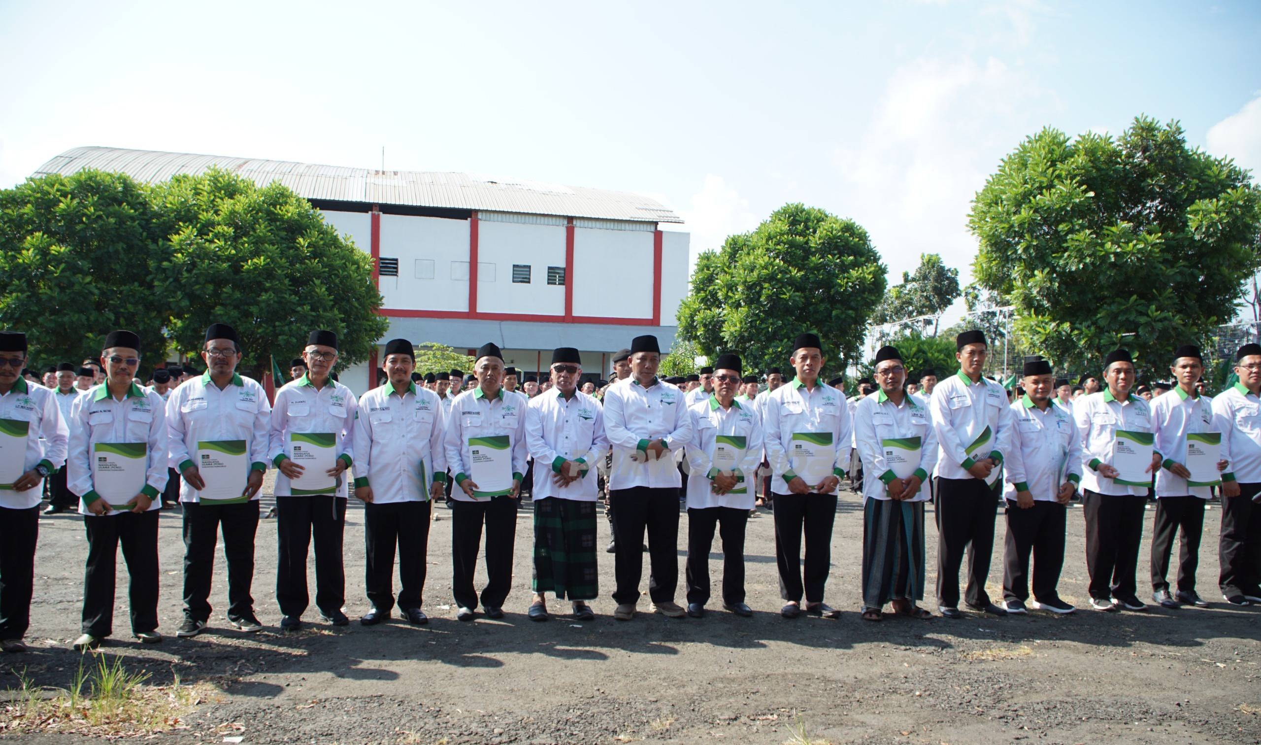 Pengurus lembaga foto bersama usai menerima SK pelantikan