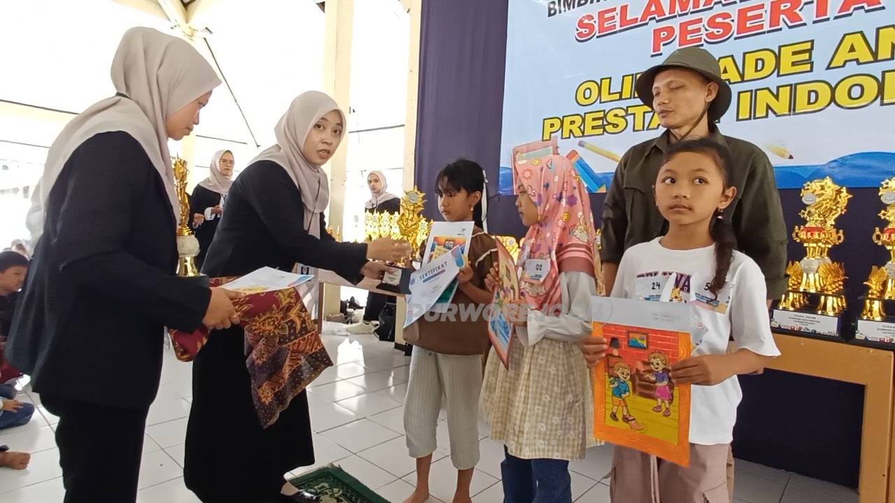Penyerahan hadiah lomba mewarnai