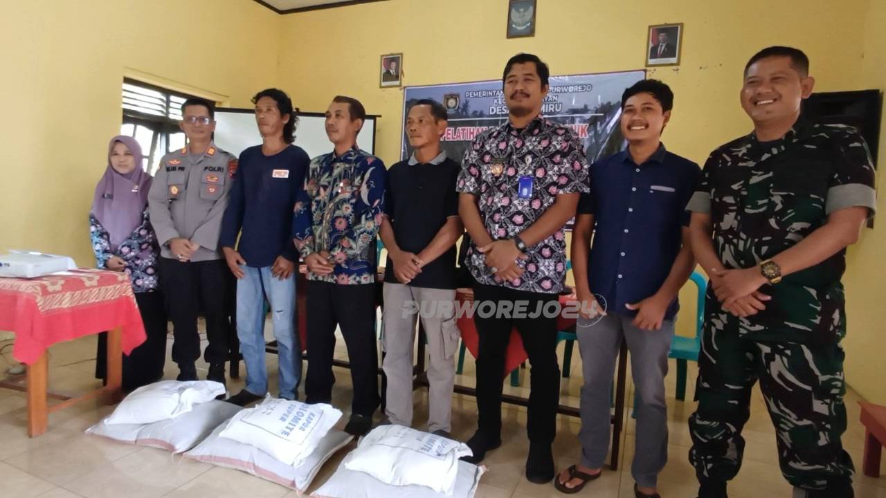 Foto bersama usai pemberian bantuan pupuk kepada petani