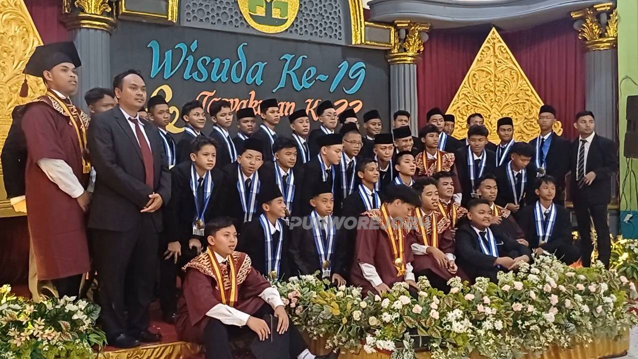 Foto bersama usai diwisuda
