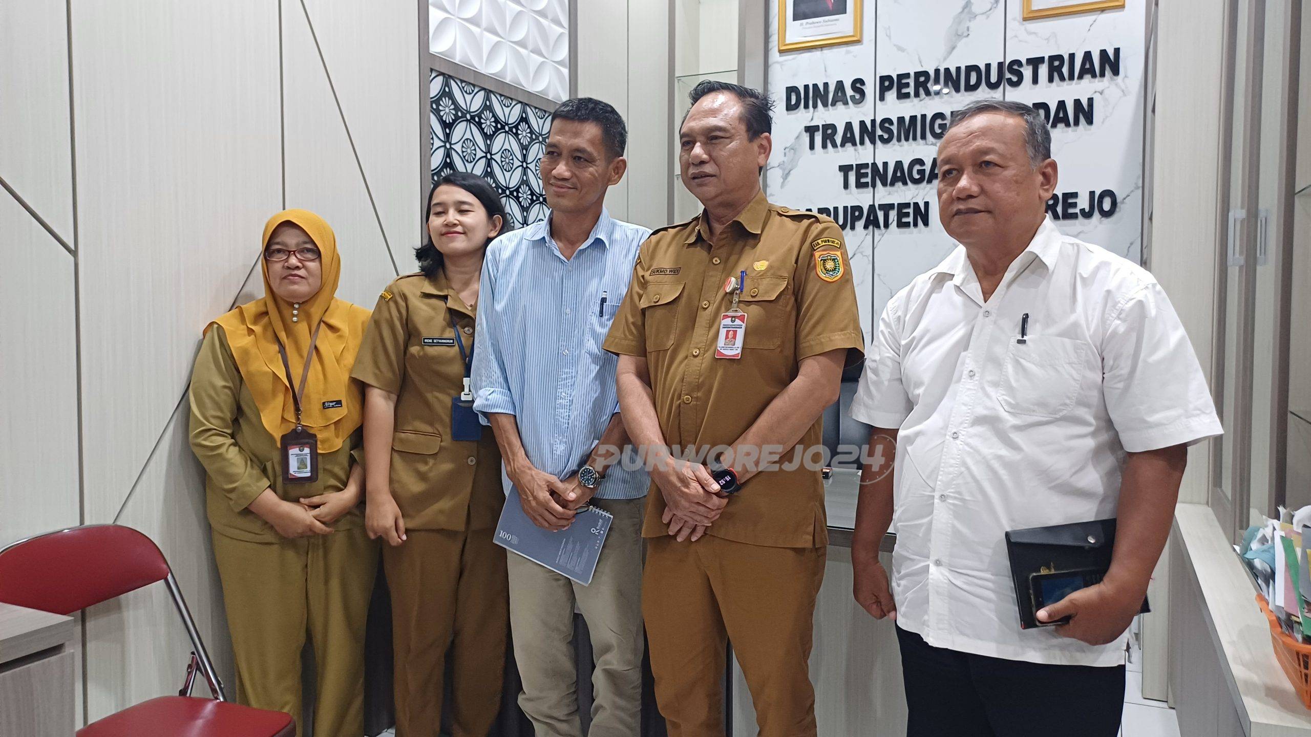 Foto bersama antara dinas, kuasa hukum karyawan dan pihak perusahaan