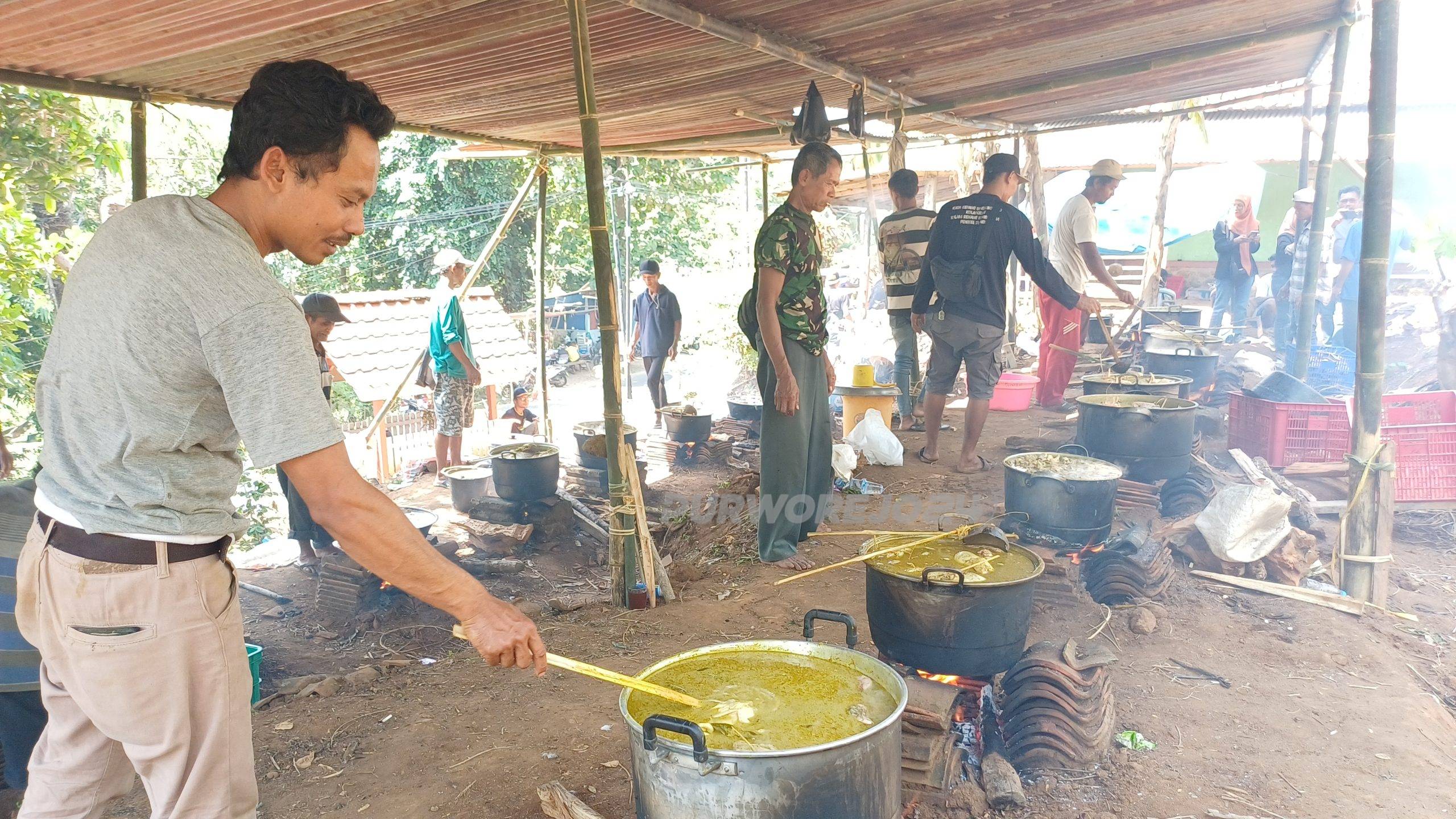 Bapak- bapak saat memasak ayam dan kambing di acara nyadran Desa Kedunglo