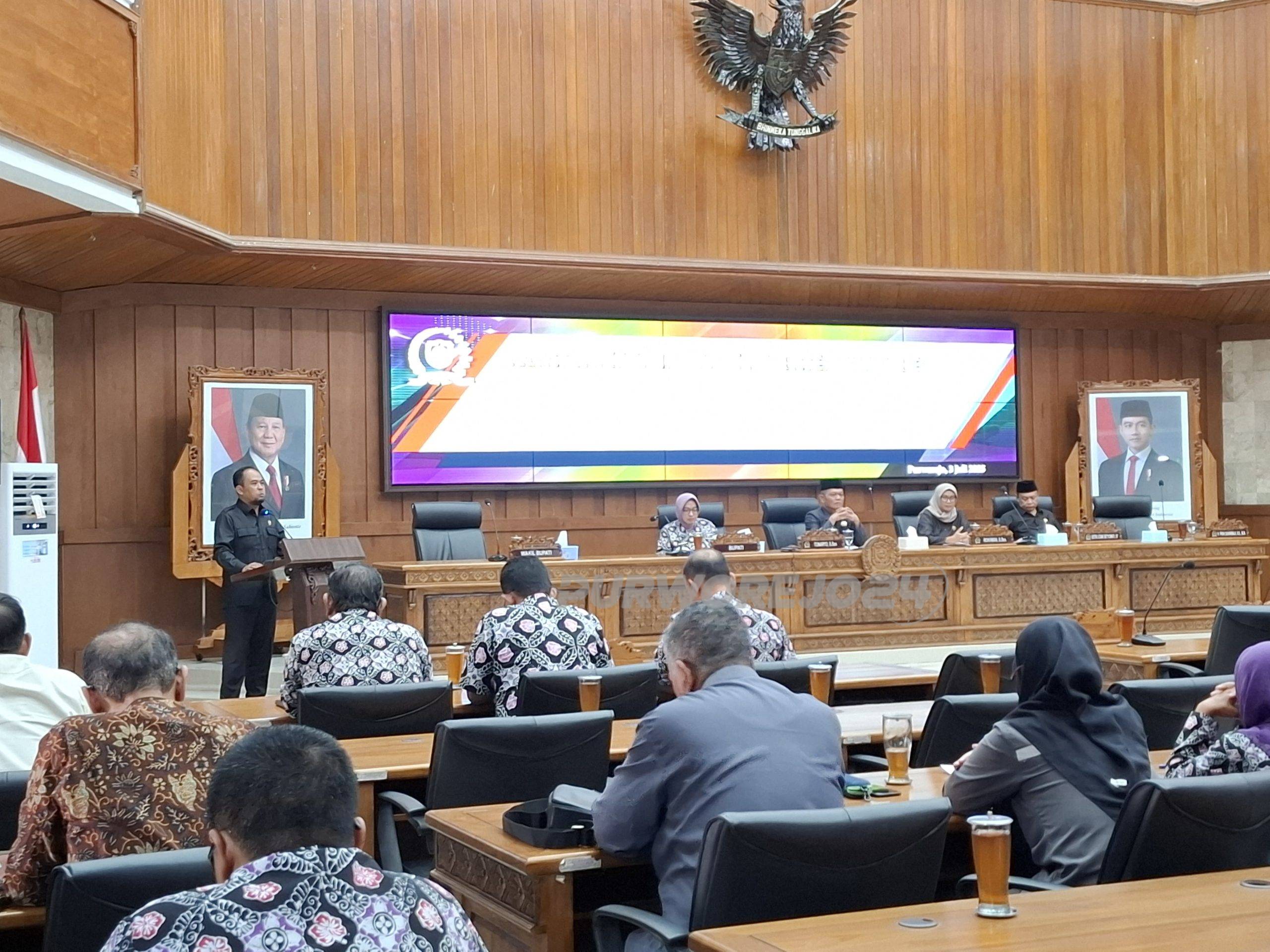 Hendro Susilo, S.E saat mewakili Fraksi Partai Demokrat dalam memberikan pandangan terhadap Raperda RPJMD 2025-2029